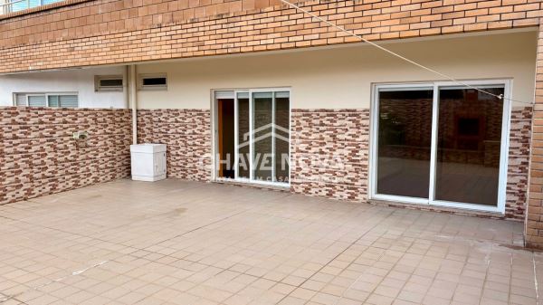 Apartamento T2 em RC Elevado, com Terraço 72m2, situado em São Félix da Marinha, perto da Praia.