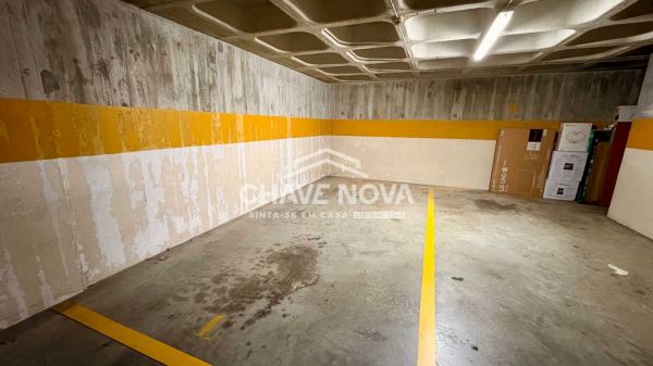 Apartamento T2 em RC Elevado, com Terraço 72m2, situado em São Félix da Marinha, perto da Praia.