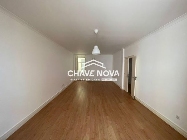 Apartamento T3 Renovado nas Avenidas Novas, Lisboa.