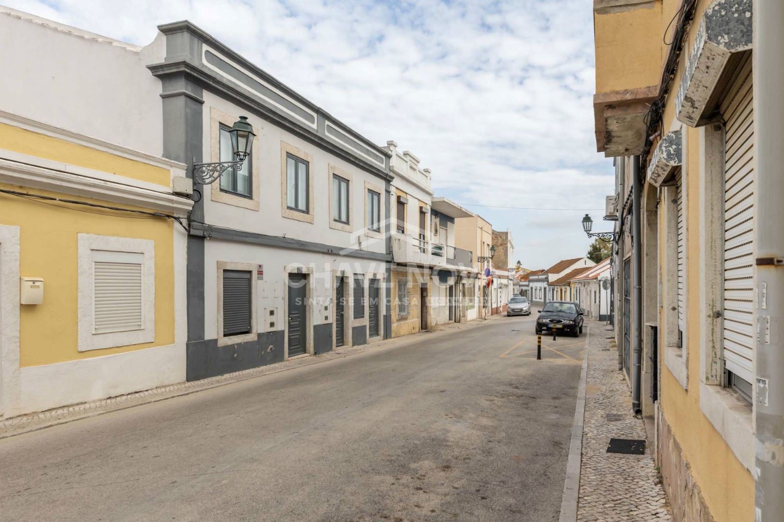 Apartamento T1 no rés-do-chão, com quintal, disponível para venda em Paio Pires.