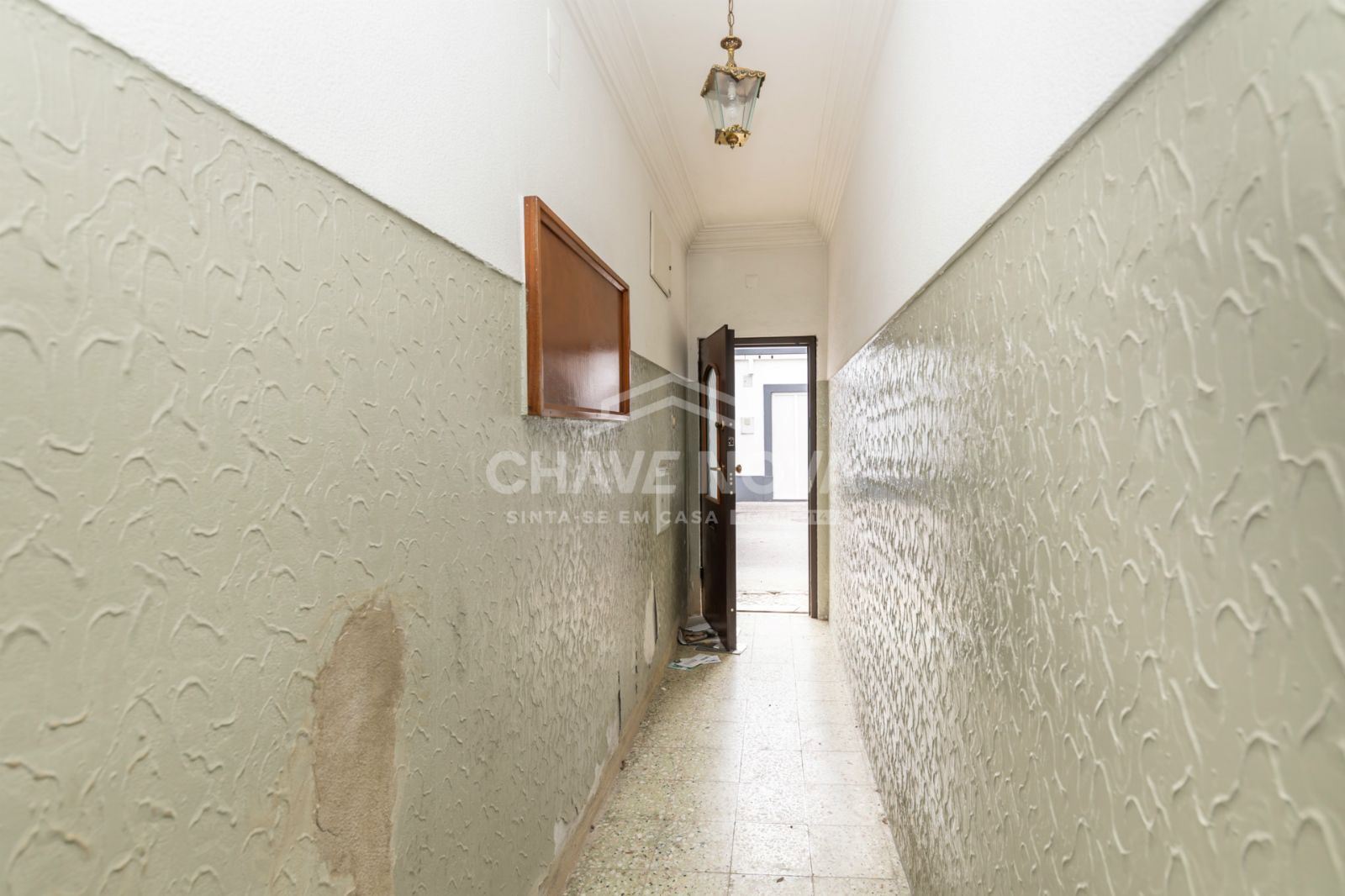 Apartamento T1 no rés-do-chão, com quintal, disponível para venda em Paio Pires.