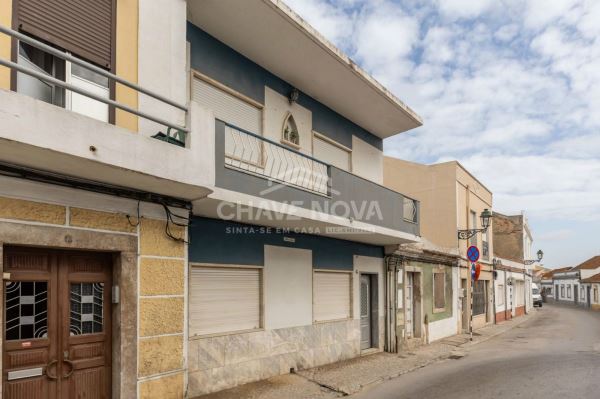 Apartamento T1 no rés-do-chão, com quintal, disponível para venda em Paio Pires.