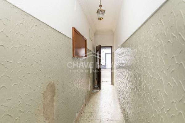 Apartamento T1 no rés-do-chão, com quintal, disponível para venda em Paio Pires.