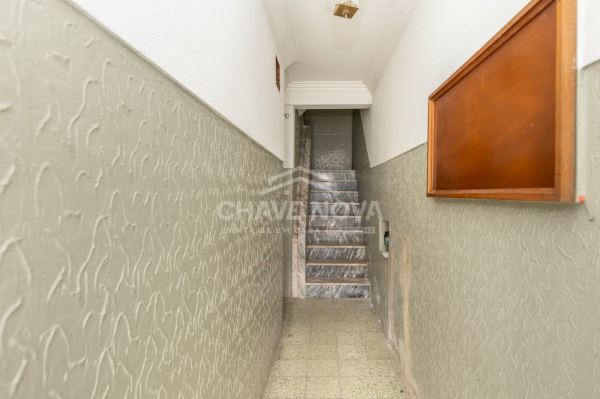 Apartamento T1 no rés-do-chão, com quintal, disponível para venda em Paio Pires.