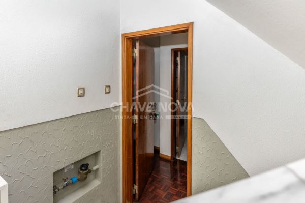 Apartamento T1 no rés-do-chão, com quintal, disponível para venda em Paio Pires.