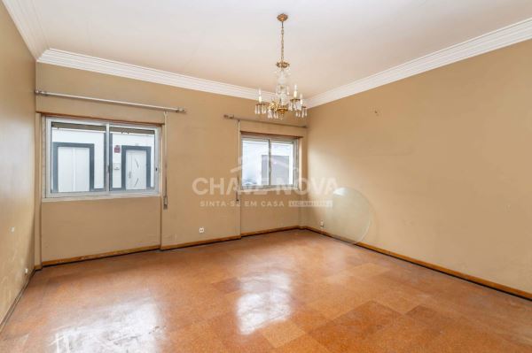 Apartamento T1 no rés-do-chão, com quintal, disponível para venda em Paio Pires.