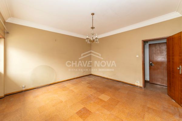 Apartamento T1 no rés-do-chão, com quintal, disponível para venda em Paio Pires.