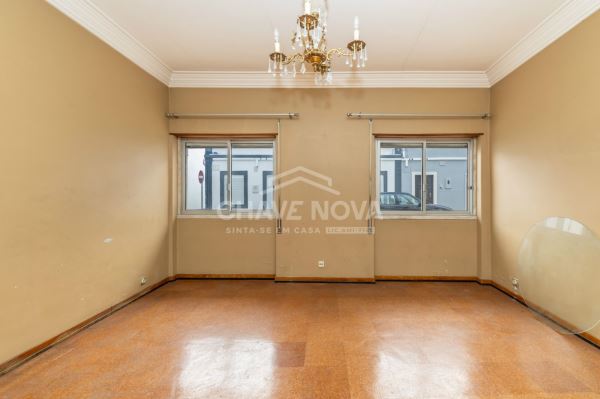 Apartamento T1 no rés-do-chão, com quintal, disponível para venda em Paio Pires.