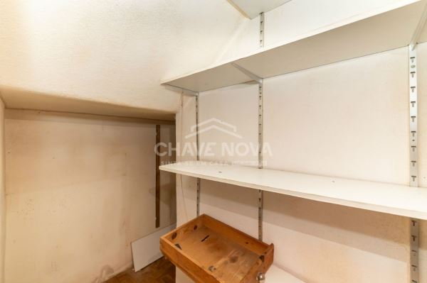 Apartamento T1 no rés-do-chão, com quintal, disponível para venda em Paio Pires.