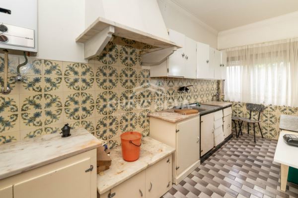Apartamento T1 no rés-do-chão, com quintal, disponível para venda em Paio Pires.