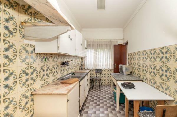 Apartamento T1 no rés-do-chão, com quintal, disponível para venda em Paio Pires.
