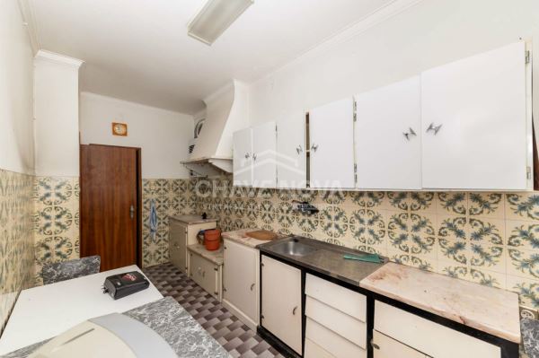 Apartamento T1 no rés-do-chão, com quintal, disponível para venda em Paio Pires.