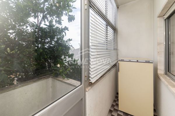 Apartamento T1 no rés-do-chão, com quintal, disponível para venda em Paio Pires.