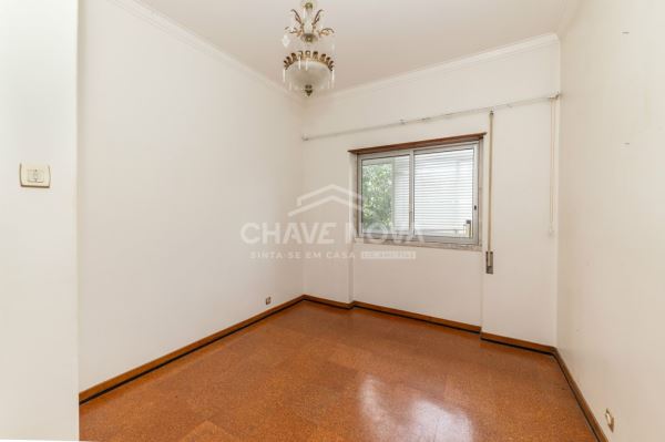 Apartamento T1 no rés-do-chão, com quintal, disponível para venda em Paio Pires.