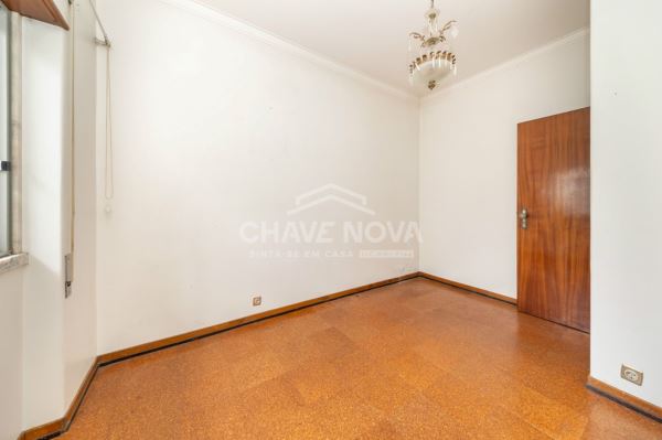 Apartamento T1 no rés-do-chão, com quintal, disponível para venda em Paio Pires.
