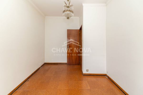 Apartamento T1 no rés-do-chão, com quintal, disponível para venda em Paio Pires.