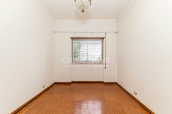 Apartamento T1 no rés-do-chão, com quintal, disponível para venda em Paio Pires.