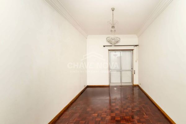 Apartamento T1 no rés-do-chão, com quintal, disponível para venda em Paio Pires.