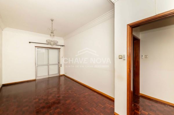 Apartamento T1 no rés-do-chão, com quintal, disponível para venda em Paio Pires.