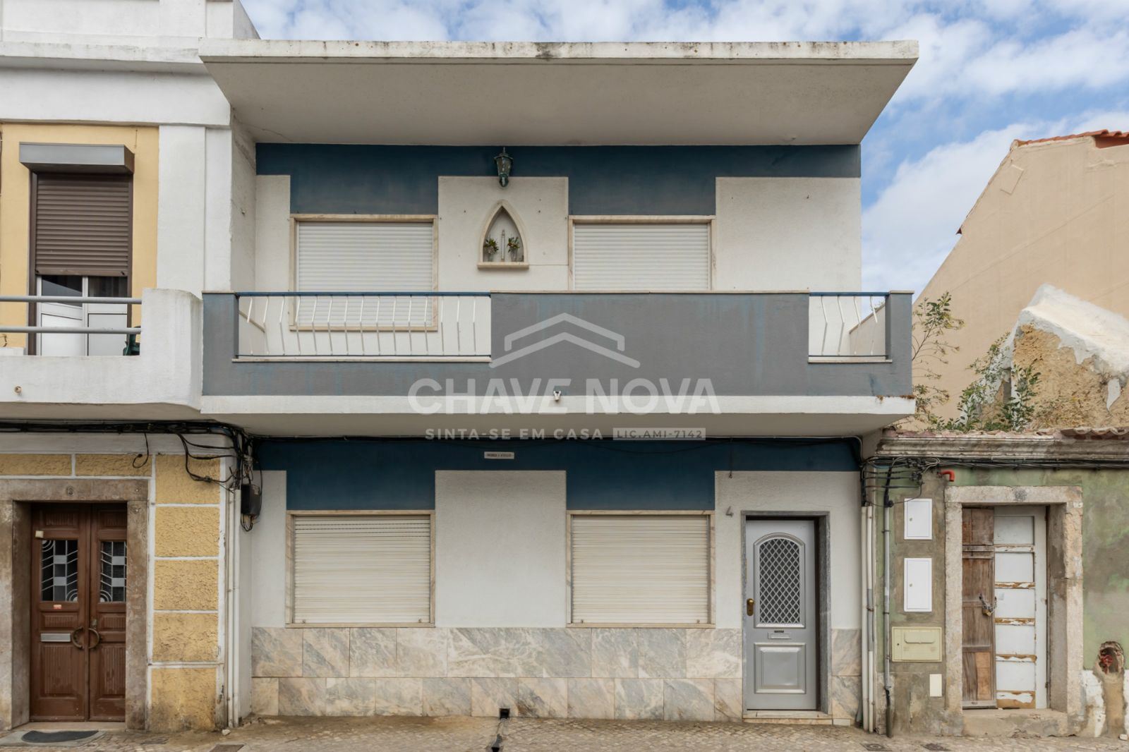 Apartamento T2 para remodelar, localizado no primeiro andar de um prédio em Paio Pires