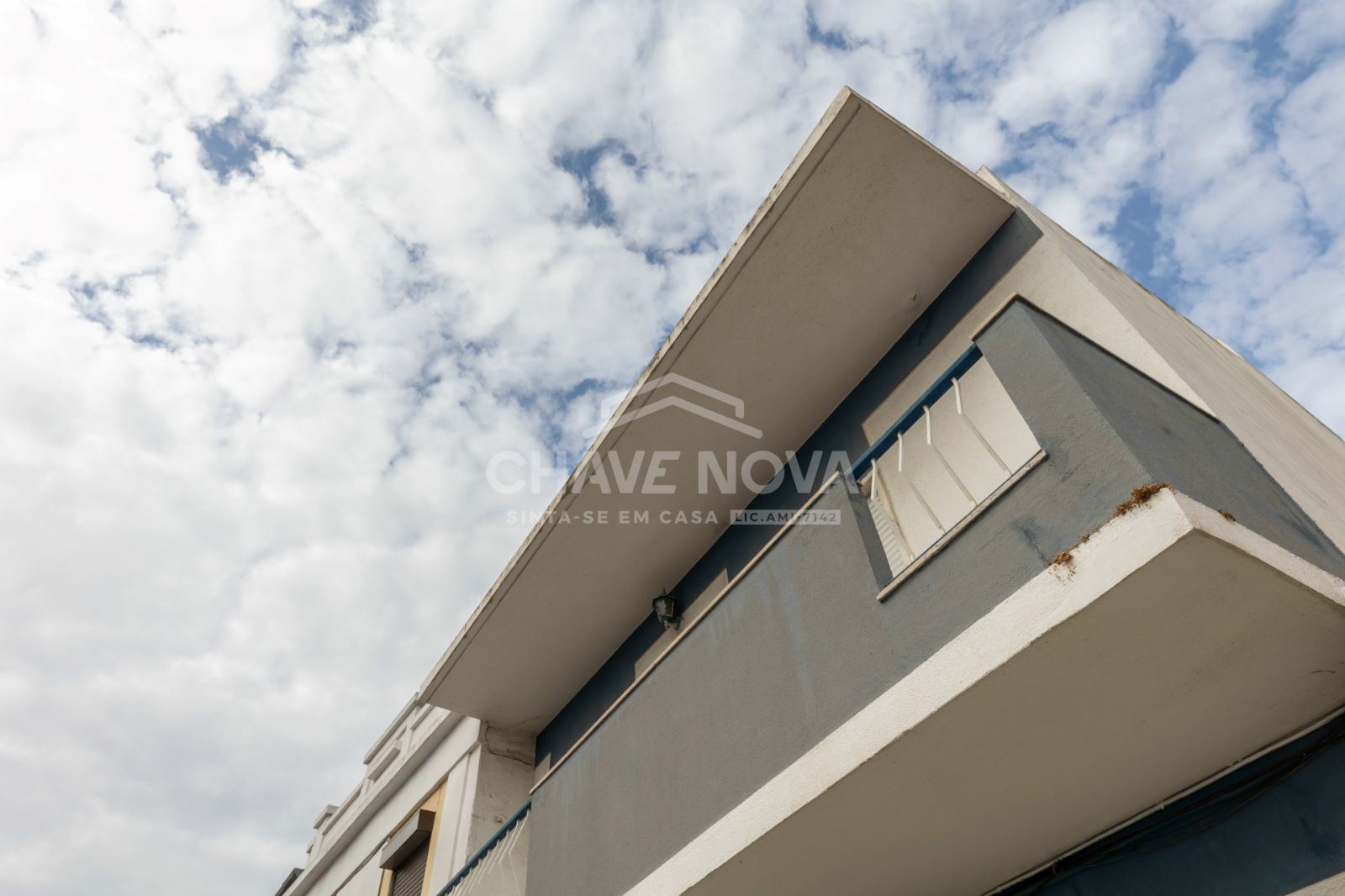 Apartamento T2 para remodelar, localizado no primeiro andar de um prédio em Paio Pires