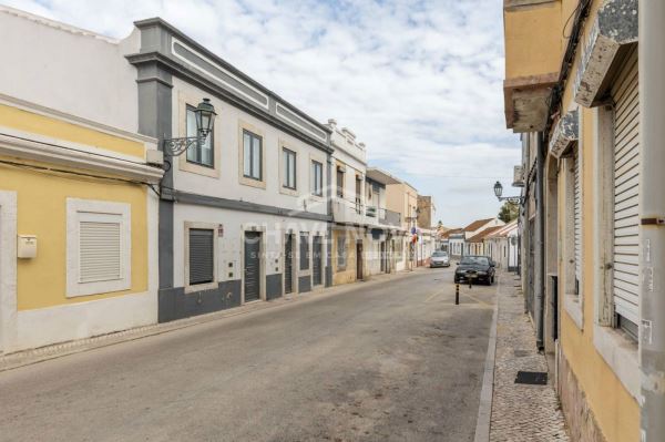 Apartamento T2 para remodelar, localizado no primeiro andar de um prédio em Paio Pires