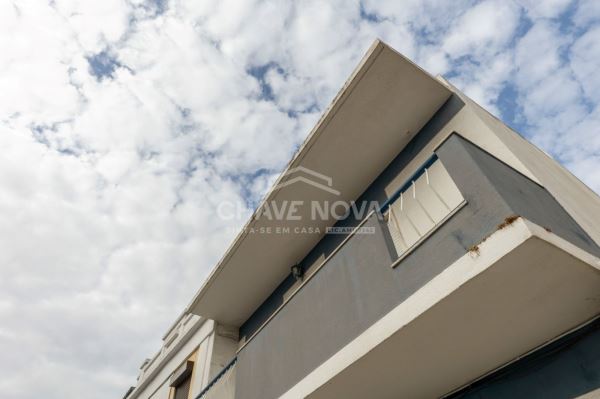 Apartamento T2 para remodelar, localizado no primeiro andar de um prédio em Paio Pires