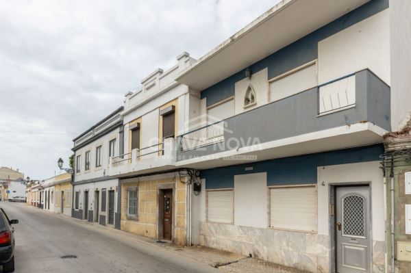 Apartamento T2 para remodelar, localizado no primeiro andar de um prédio em Paio Pires