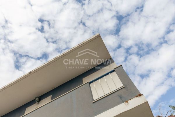 Apartamento T2 para remodelar, localizado no primeiro andar de um prédio em Paio Pires