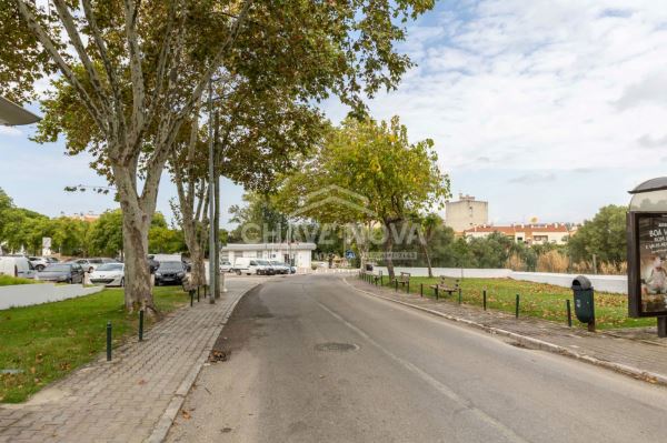 Apartamento T2 para remodelar, localizado no primeiro andar de um prédio em Paio Pires