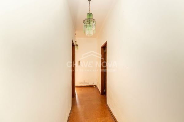 Apartamento T2 para remodelar, localizado no primeiro andar de um prédio em Paio Pires