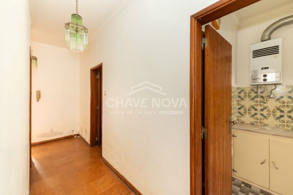 Apartamento T2 para remodelar, localizado no primeiro andar de um prédio em Paio Pires