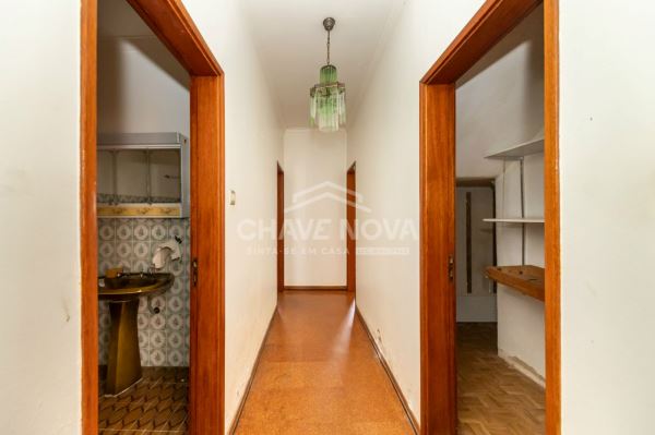 Apartamento T2 para remodelar, localizado no primeiro andar de um prédio em Paio Pires