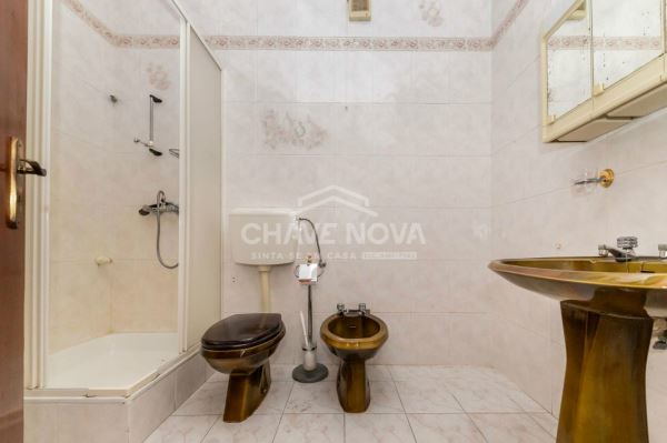 Apartamento T2 para remodelar, localizado no primeiro andar de um prédio em Paio Pires