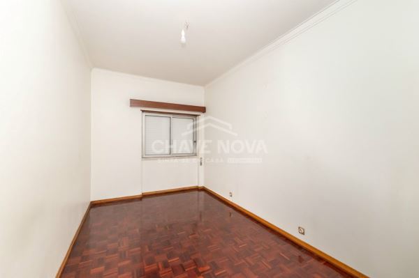 Apartamento T2 para remodelar, localizado no primeiro andar de um prédio em Paio Pires