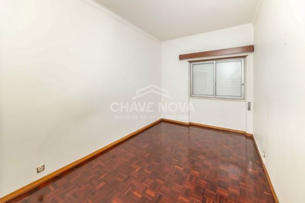 Apartamento T2 para remodelar, localizado no primeiro andar de um prédio em Paio Pires