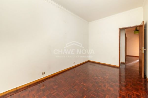 Apartamento T2 para remodelar, localizado no primeiro andar de um prédio em Paio Pires