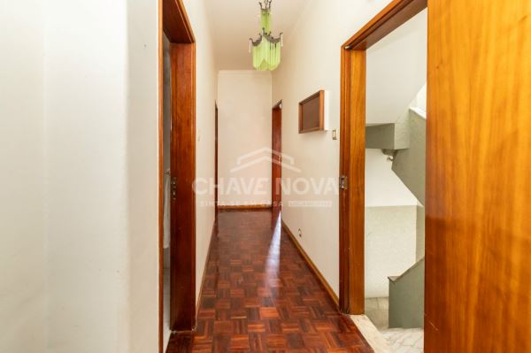 Apartamento T2 para remodelar, localizado no primeiro andar de um prédio em Paio Pires