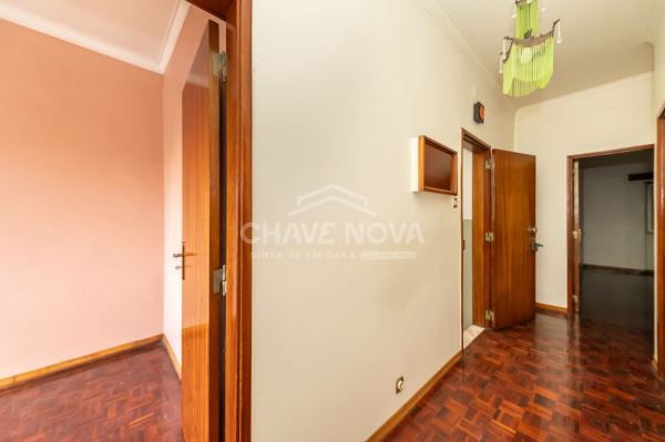Apartamento T2 para remodelar, localizado no primeiro andar de um prédio em Paio Pires