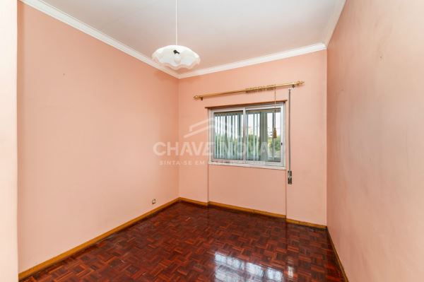 Apartamento T2 para remodelar, localizado no primeiro andar de um prédio em Paio Pires