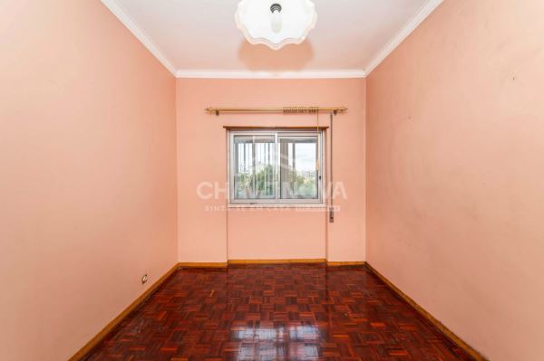Apartamento T2 para remodelar, localizado no primeiro andar de um prédio em Paio Pires