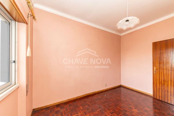 Apartamento T2 para remodelar, localizado no primeiro andar de um prédio em Paio Pires