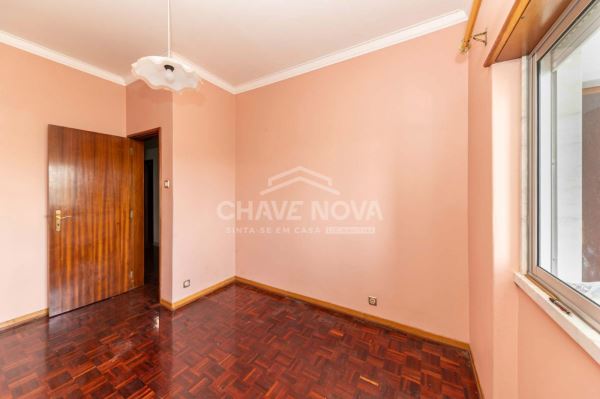 Apartamento T2 para remodelar, localizado no primeiro andar de um prédio em Paio Pires