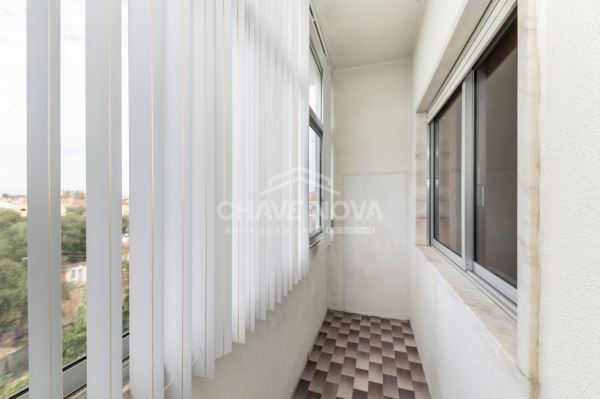 Apartamento T2 para remodelar, localizado no primeiro andar de um prédio em Paio Pires
