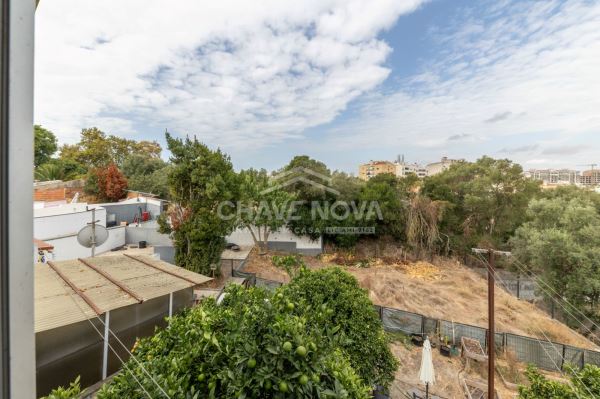 Apartamento T2 para remodelar, localizado no primeiro andar de um prédio em Paio Pires