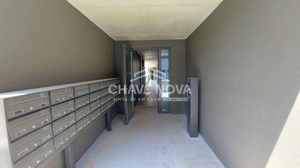 T0 Novo / prédio com lugar de garagem e piscina 