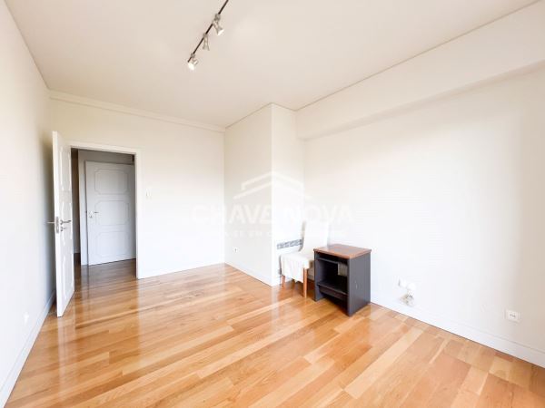 Arrendamento Apartamento T3+1 no Foco 