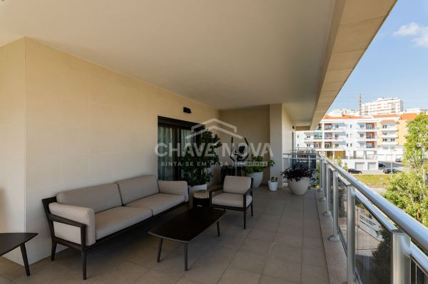 T4 com duas suites, terraço, box 2 carros, num empreendimento luxo, o Morgado Lusitano Lisboa