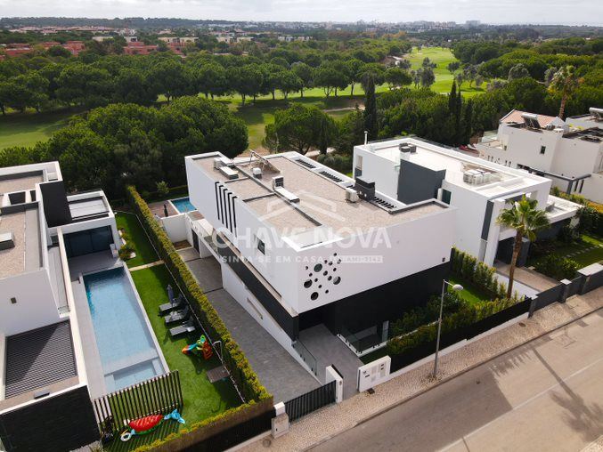 Moradia de Luxo em Vilamoura – Vista Golfe e Sofisticação Absoluta