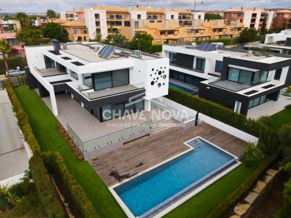 Moradia de Luxo em Vilamoura – Vista Golfe e Sofisticação Absoluta